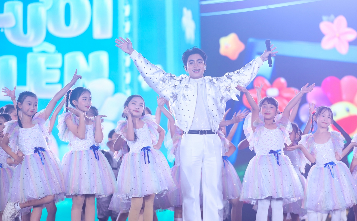 Mono, Đông Hùng, Đức Phúc... khuấy động sân khấu bằng những vũ điệu trẻ trung và tinh thần lạc quan, thể hiện tình yêu quê hương đất nước được bằng ngôn ngữ của thế hệ trẻ.