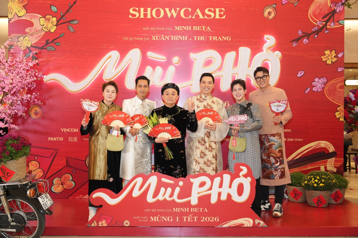 Nghệ sĩ Xuân Hinh (áo đen) đạo diễn Minh Beta và các khách mời