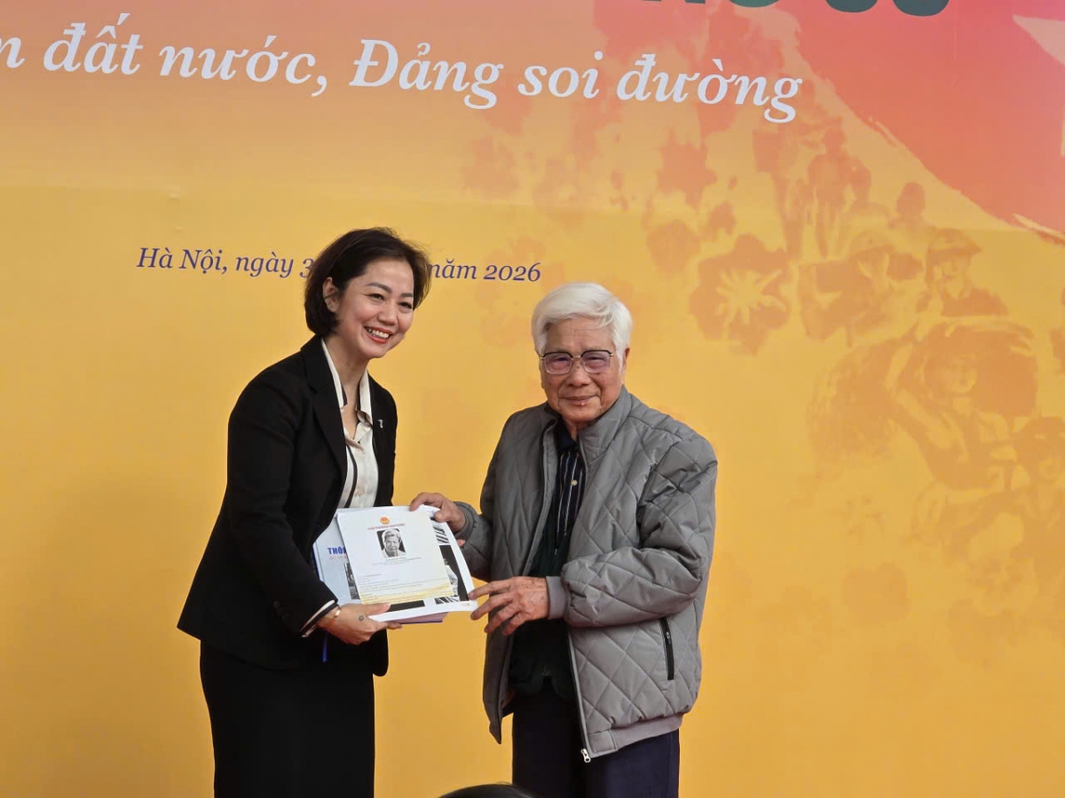 Nhà báo Đinh Quang Thành trao các tác phẩm thời chiến tranh cho Bảo tàng