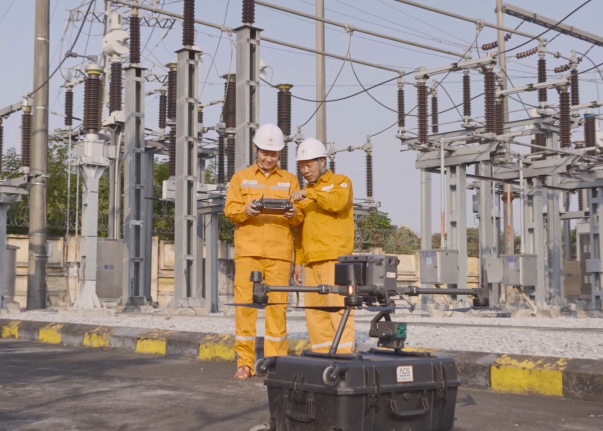 Nhân viên Điện lực EVNNPC điều khiển thiết bị UAV ngoài hiện trường