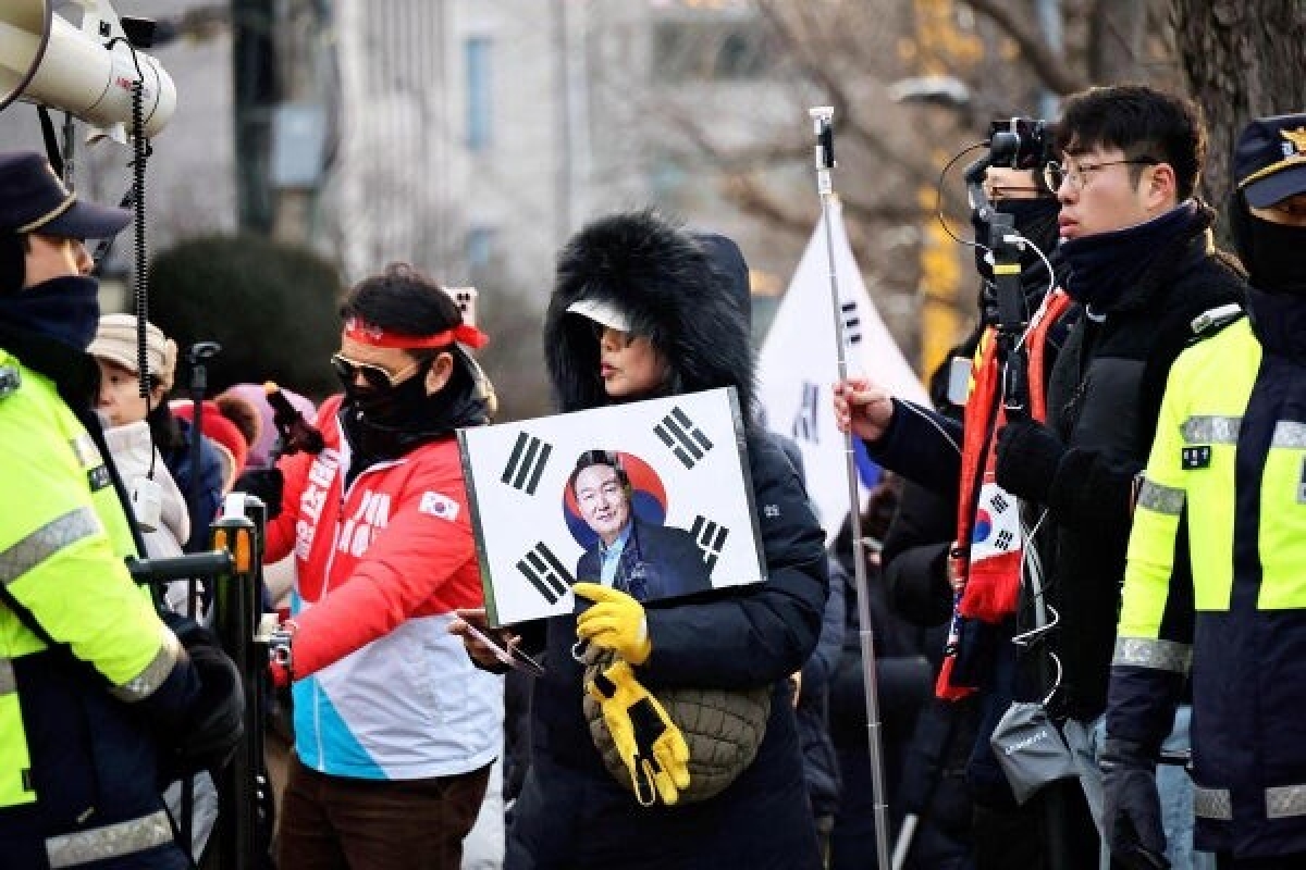 Những người ủng hộ cựu Tổng thống Yoon Suk Yeol tập trung trước Tòa án (ảnh Reuters)