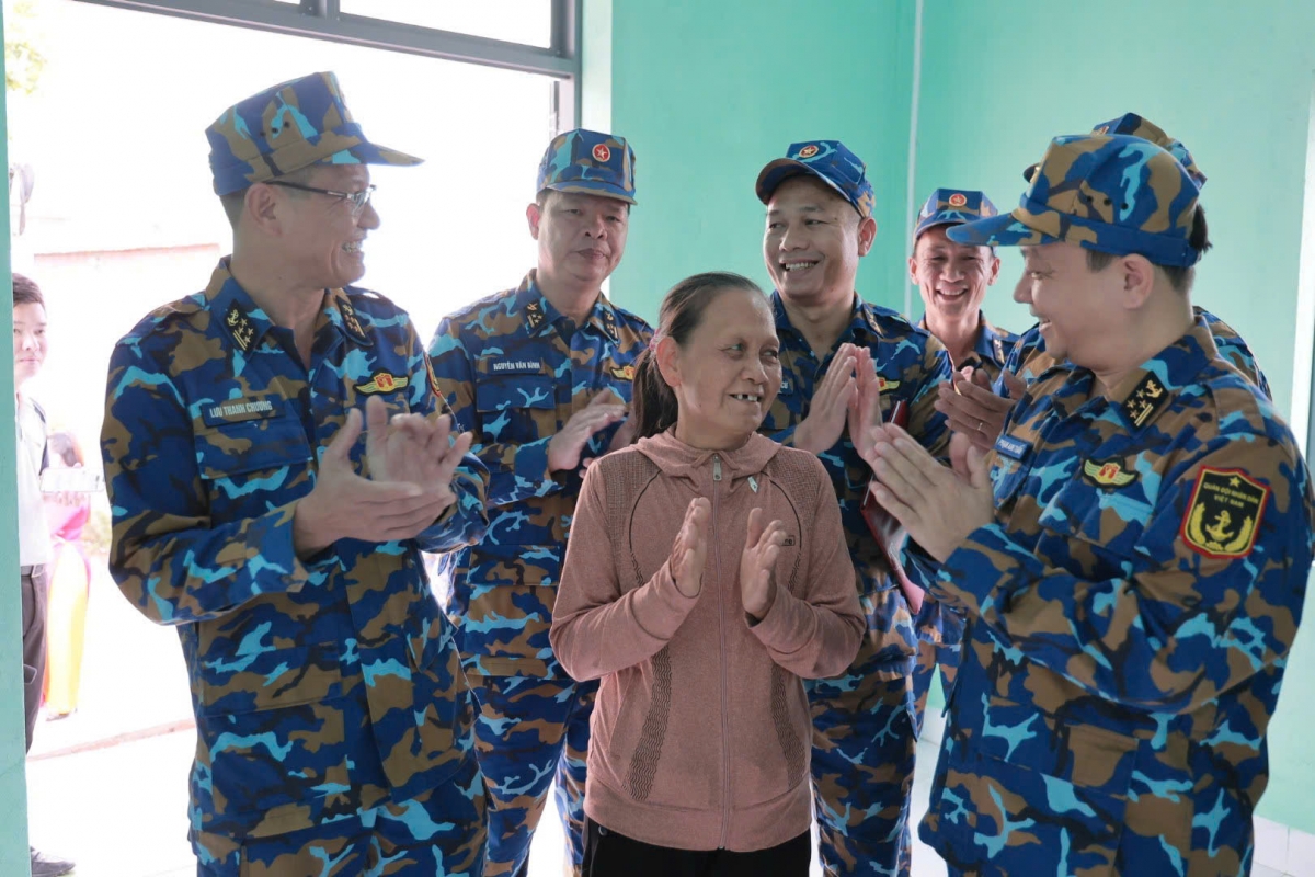 Niềm vui mừng của bà Đỗ Thị Ba cùng với cán bộ, chiến sĩ Vùng 3 Hải quân khi được bàn giao nhà mới