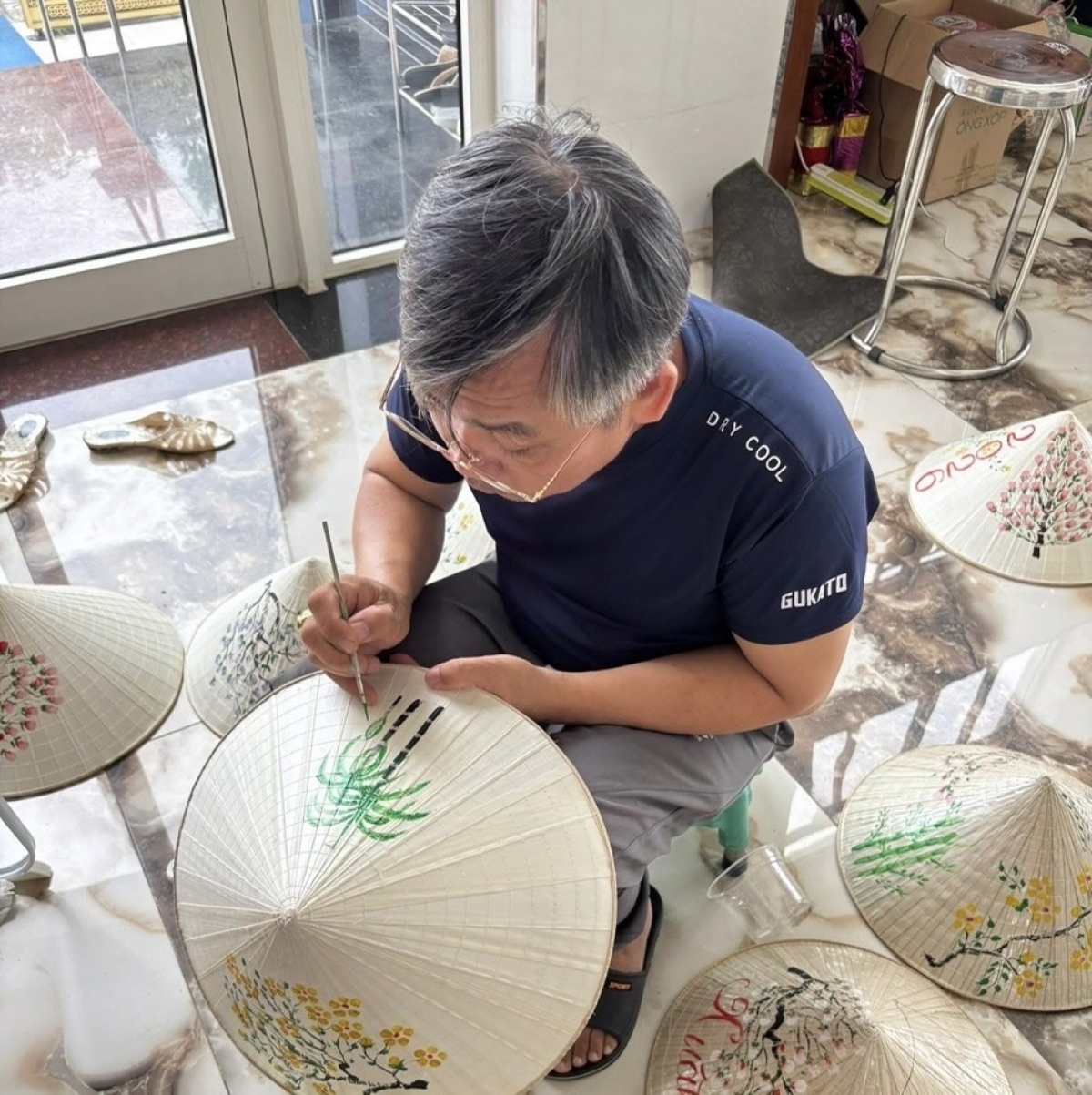 Ông Lê Nho Lượng làm kinh tế hộ gia đình sau khi nghỉ hưu.