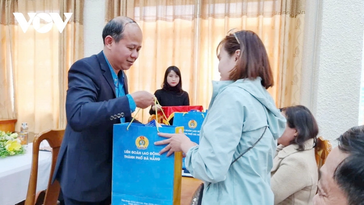 Ông Lê Văn Đại, Phó Chủ tịch Liên đoàn Lao động TP Đà Nẵng trao quà tặng công nhân, lao động hoàn cảnh khó khăn.