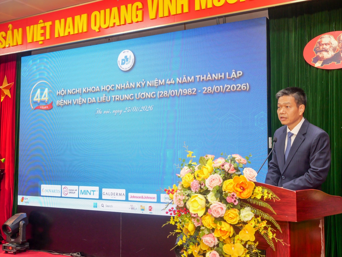 PGS.TS Lê Hữu Doanh, Giám đốc BV Da liễu Trung ương phát biểu tại Hội thảo khoa học nhân kỷ niệm 44 năm thành lập BV.