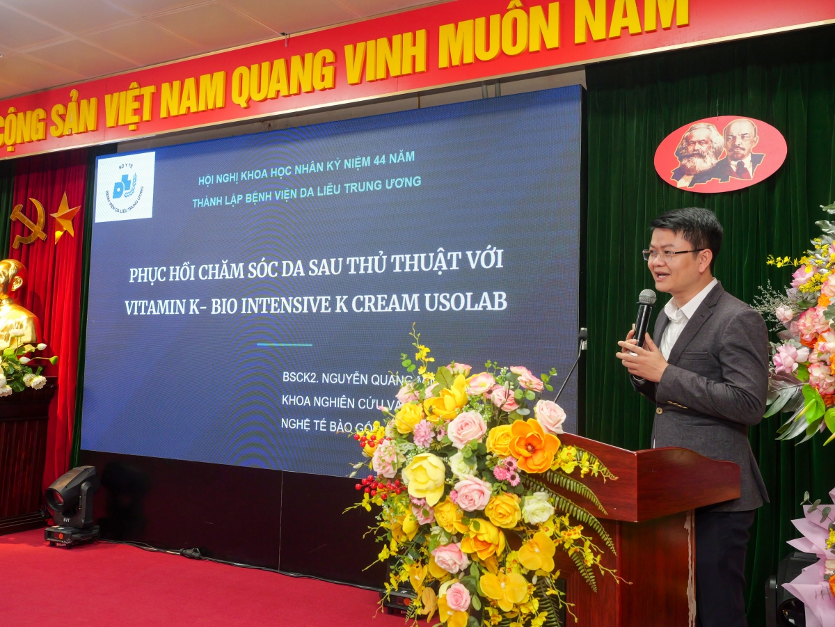 BS BV Da liễu trung ương trình bày báo cáo tại hội nghị