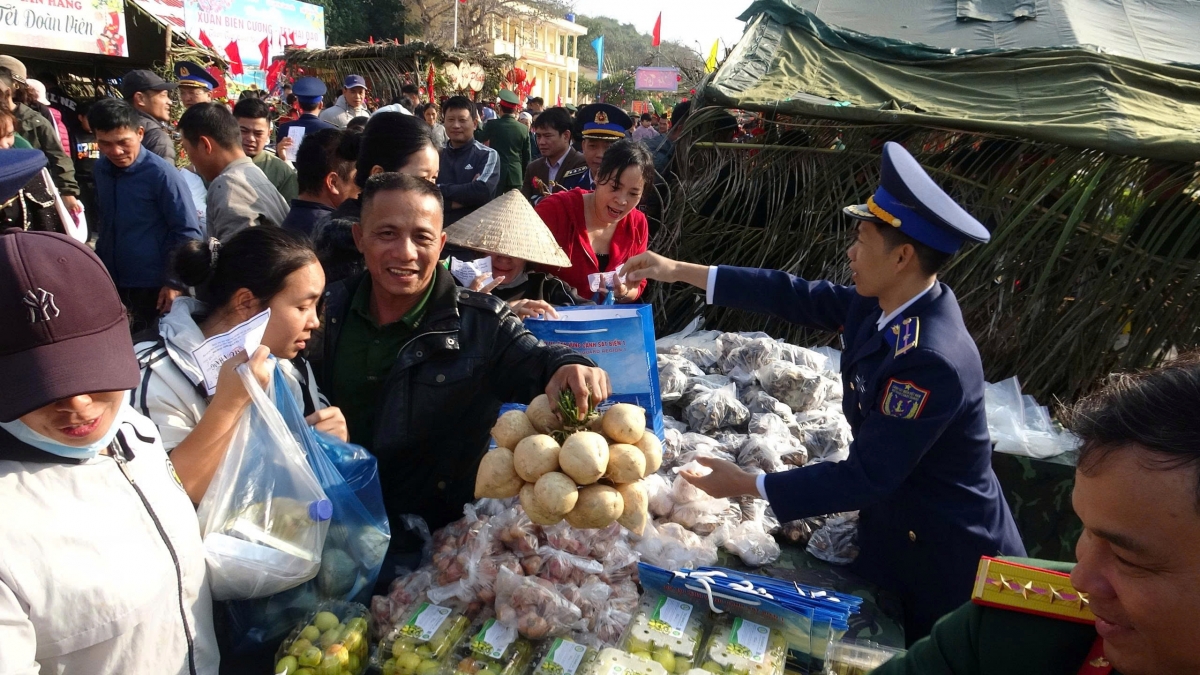 Phiên chợ 0 đồng phục vụ bà con nhân dân đặc khu Bạch Long Vĩ sắm Tết