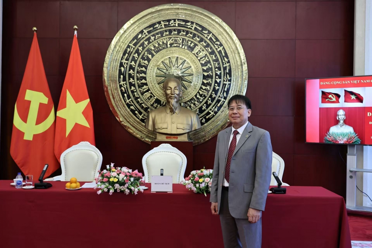 Phó Bí thư Thường trực Đảng ủy tại Trung Quốc, Tham tán Nguyễn Duy Phóng.