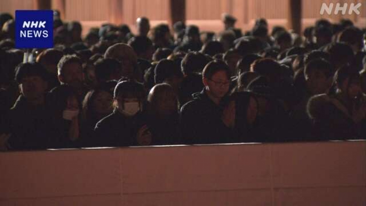 Rất đông người dân Nhật Bản tới đền Meiji vào đêm giao thừa để cầu nguyện những điều tốt lành cho Năm mới - Ảnh: NHK