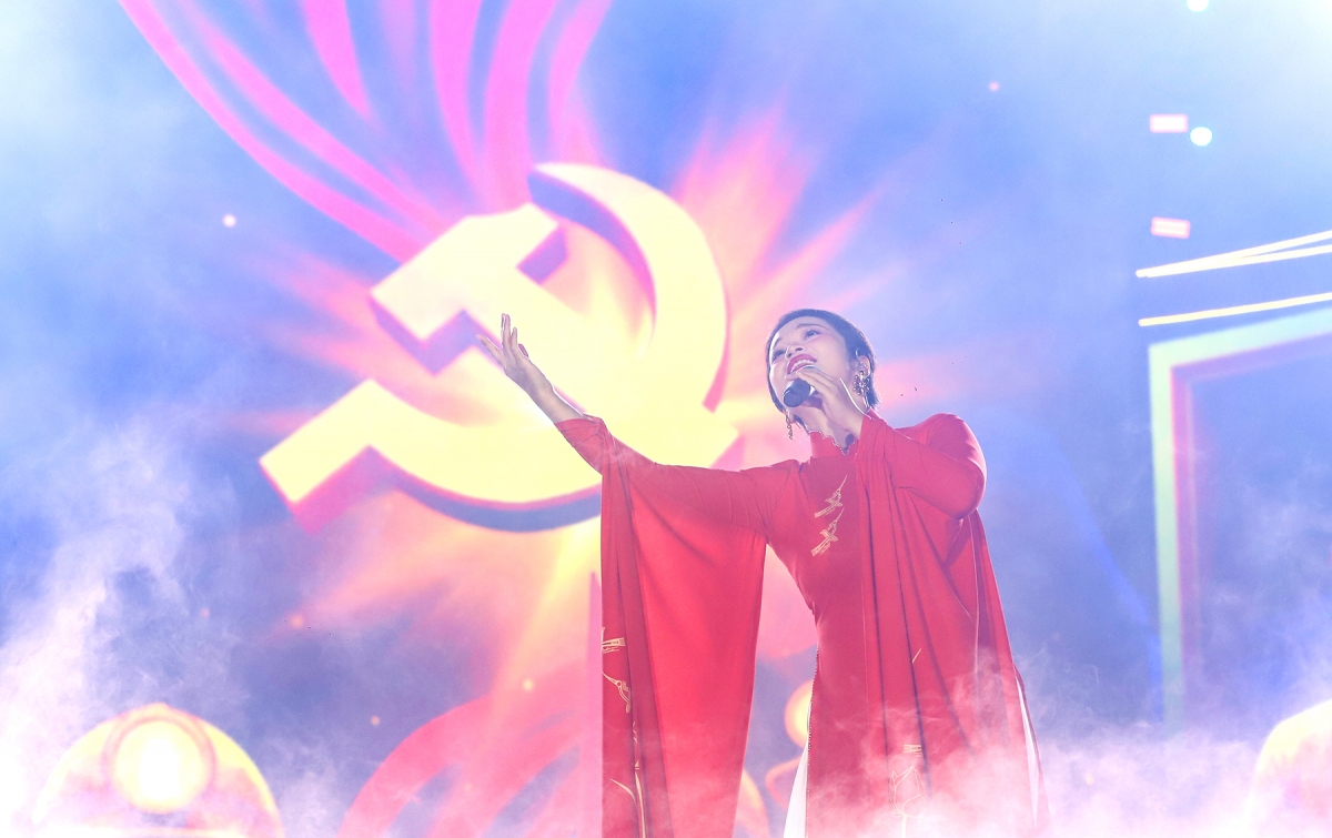 Sân khấu được lấy cảm hứng từ hình ảnh lá cờ bay phấp phới gây ấn tượng cho khán giả.