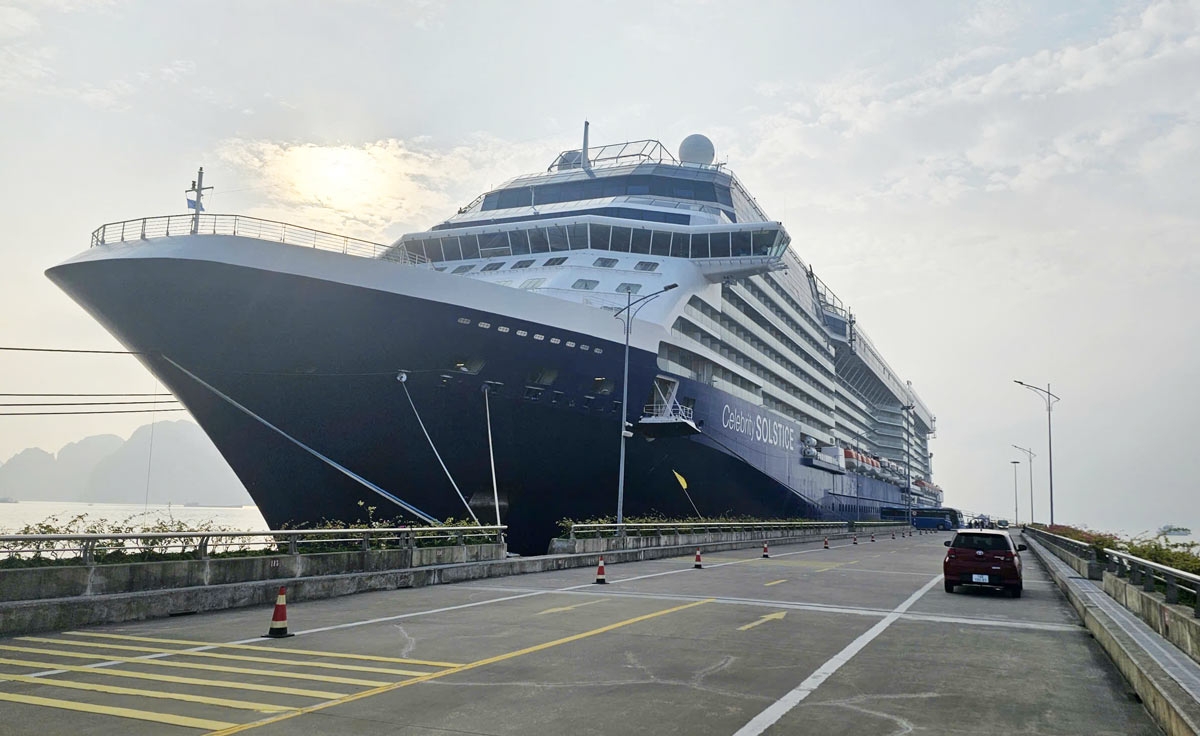 Tàu Celebrity Solstice, quốc tịch Malta, cập Cảng tàu khách quốc tế Hạ Long lúc 10h30 ngày 31/12/2025 và rời bến lúc 19h ngày 1/1/2026. Ảnh: Đoàn Hưng