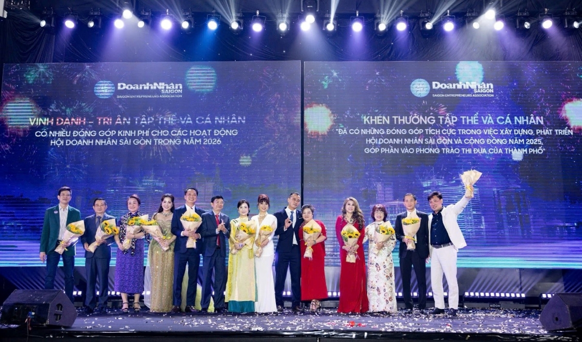 Lãnh đạo Hội Doanh nhân Sài Gòn chụp ảnh lưu niệm với các Nhà tài trợ cho hoạt động Hội Doanh nhân Sài Gòn