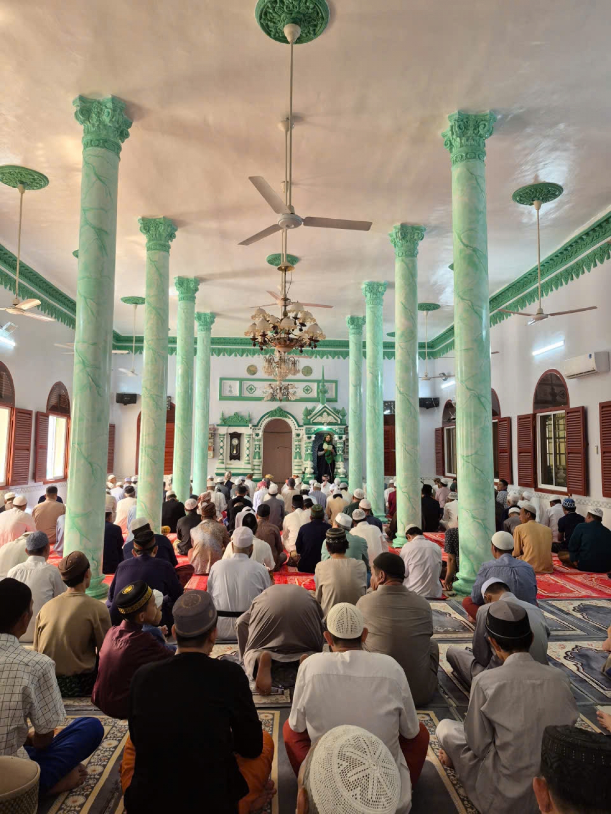 Cùng với phát triển kinh tế, chính quyền địa phương luôn chăm lo an sinh xã hội, đời sống tôn giao cho đồng bào người Chăm