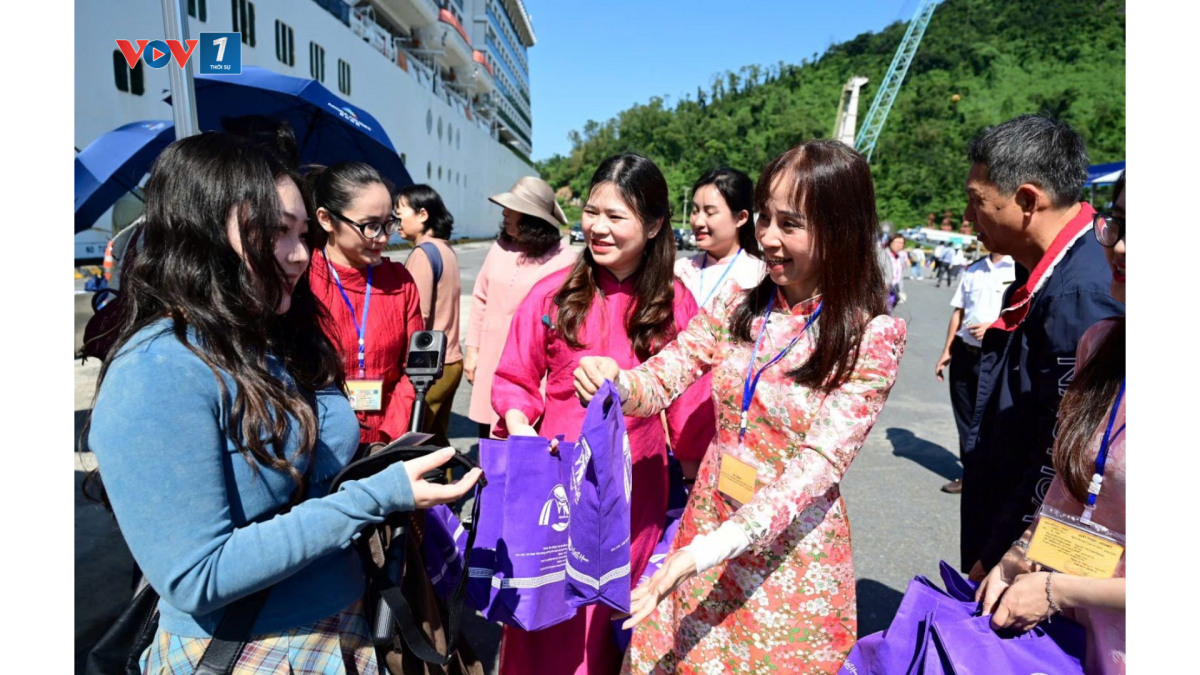 Lãnh đạo Sở Du lịch thành phố Huế đón tiếp du khách đến Huế bằng tàu biển