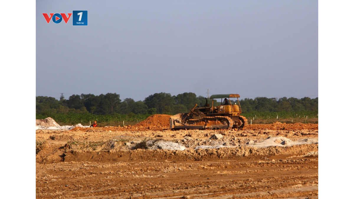 Xe, máy hoạt động liên tục trên công trường