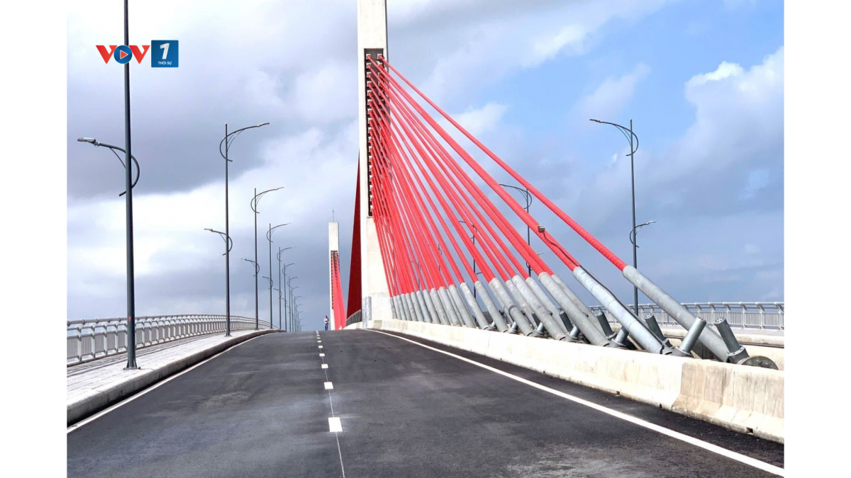Người dân sống hai bên cửa biển Thuận An nay đã được kết nối bằng cây cầu vượt cửa biển