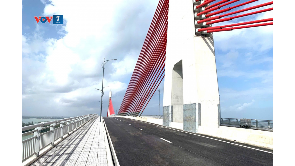 Cầu vượt cửa biển Thuận An nối làng Thai Dương Hạ với làng Thai Dương Thượng, phường Thuận An