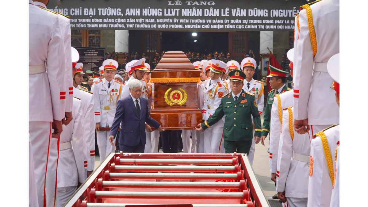 Lãnh đạo Đảng, nhà nước, Quân uỷ trung ương, Bộ Quốc phòng thực hiện nghi thức đưa lĩnh cữu Đại tướng ra xe tang (ẢnhQ.P) 