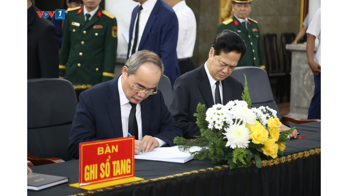 Nguyên Bí thư Thành uỷ TP.HCM Nguyễn Thiện Nhân (trái) và Nguyên Thủ tướng Chính phủ Nguyễn Tấn Dũng (phải) ghi sổ tang (ảnh: LT)