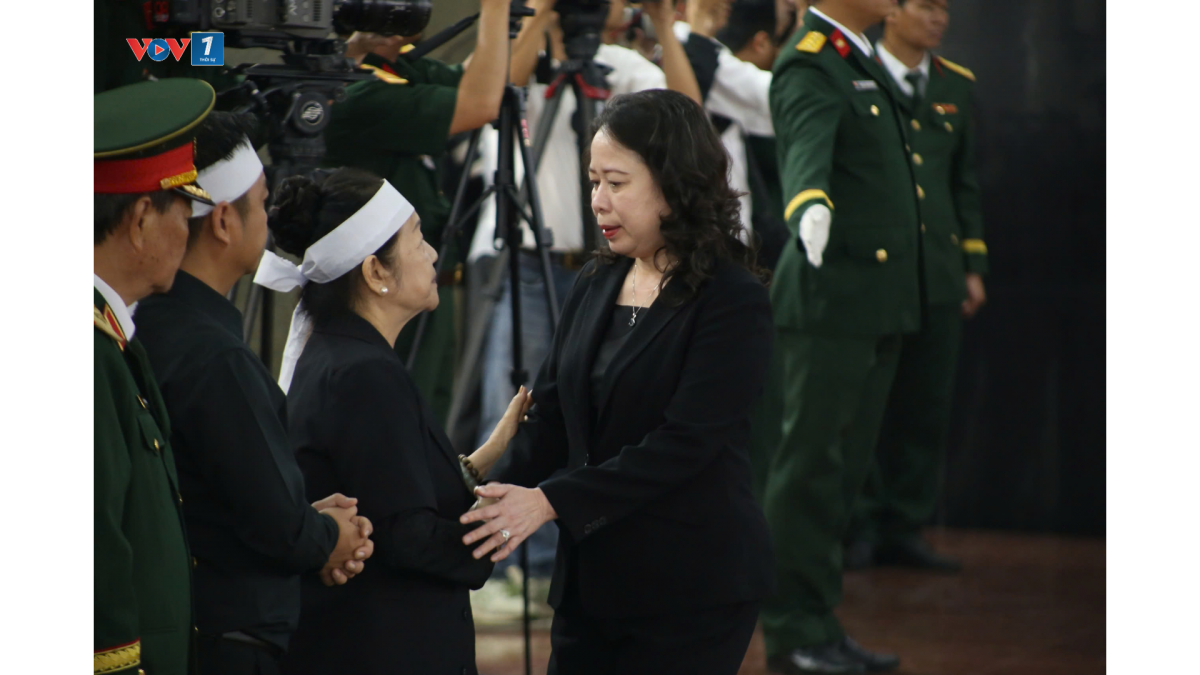 Phó chủ tịch nước Võ Thị Ánh Xuân chia buồn cùng gia quyến (Ảnh: LT)