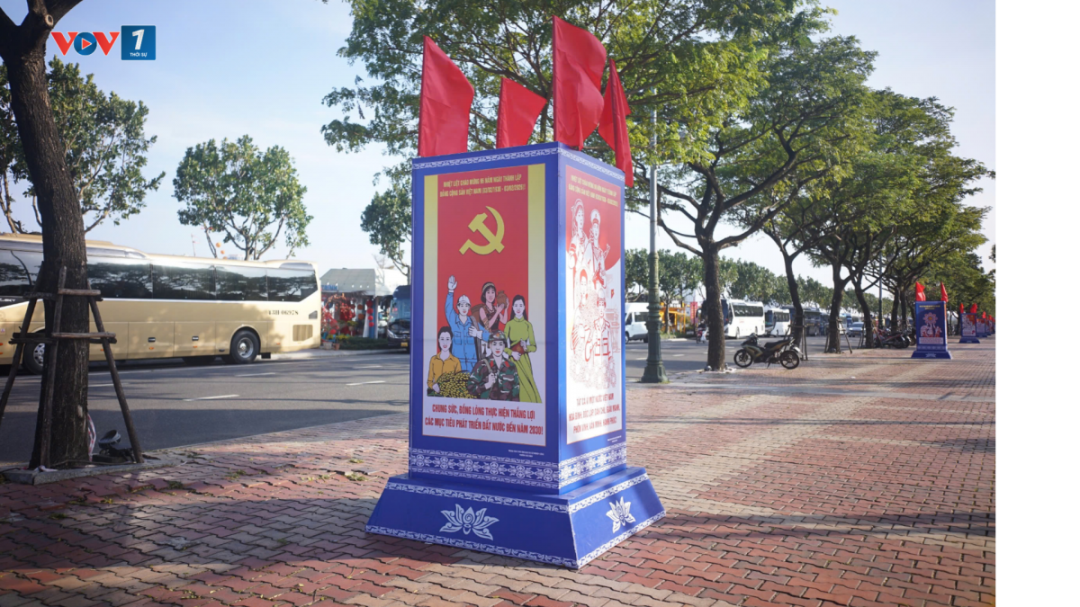 Trên tuyến đường chính tại Đà Nẵng trang hoàng cờ hoa chào mừng Đại hội Đảng