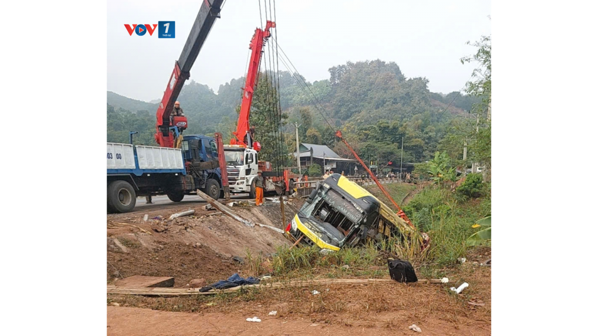 Các lực lượng chức năng đã đến hiện trường, tiến hành cứu hộ, cứu nạn, phân luồng đảm bảo trật tự giao thông.