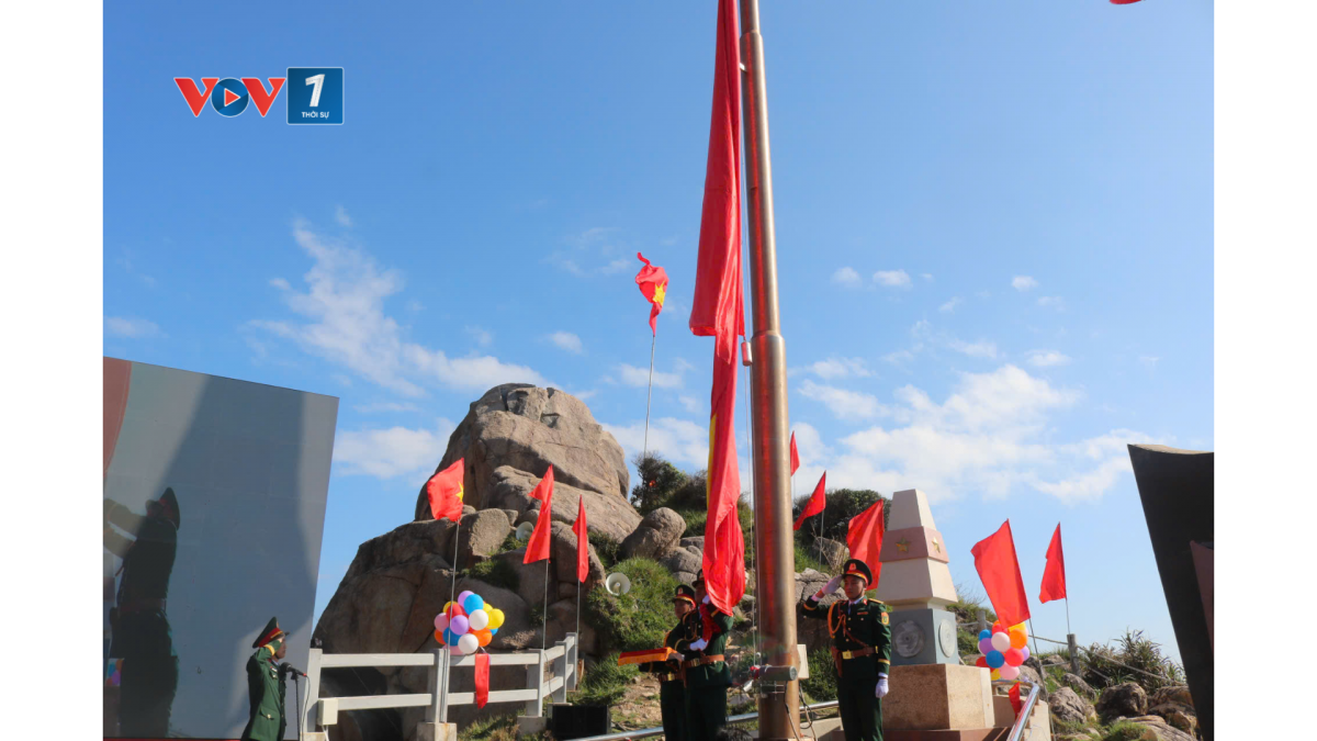 Các chiến sĩ thực hiện nghi thức chào cờ