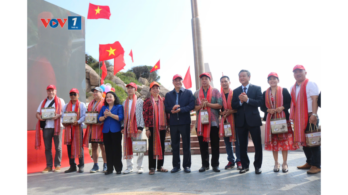 Lãnh đạo tỉnh Đắk Lắk tặng quà những du khách đầu tiên đến Đắk Lắk trong năm 2026