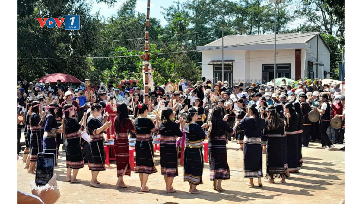 Những chàng trai, cô gái Xơ Đăng múa theo tiếng chiêng, tiếng trống