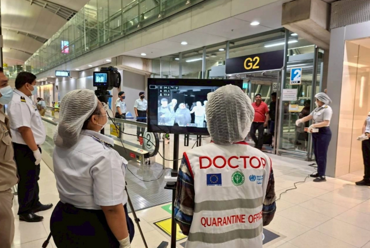 Các bác sĩ kiểm dịch theo dõi hoạt động quét thân nhiệt đối với hành khách đến từ bang Tây Bengal (Ấn Độ) tại Sân bay Quốc tế Suvarnabhumi, tỉnh Samut Prakan, Thái Lan ngày 25/1/2026. Ảnh: AP