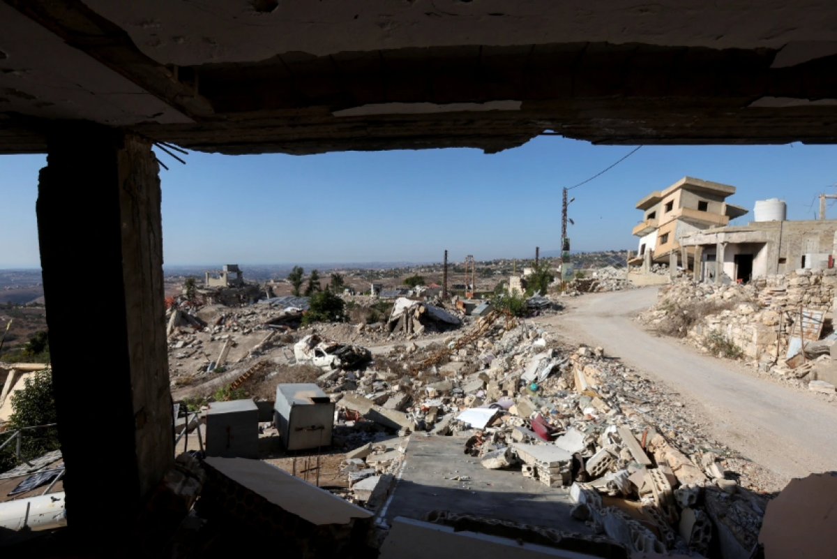 Những tòa nhà bị phá hủy và đống đổ nát ở Houla - ngôi làng biên giới của Lebanon giáp với Israel. (Ảnh: Reuters)