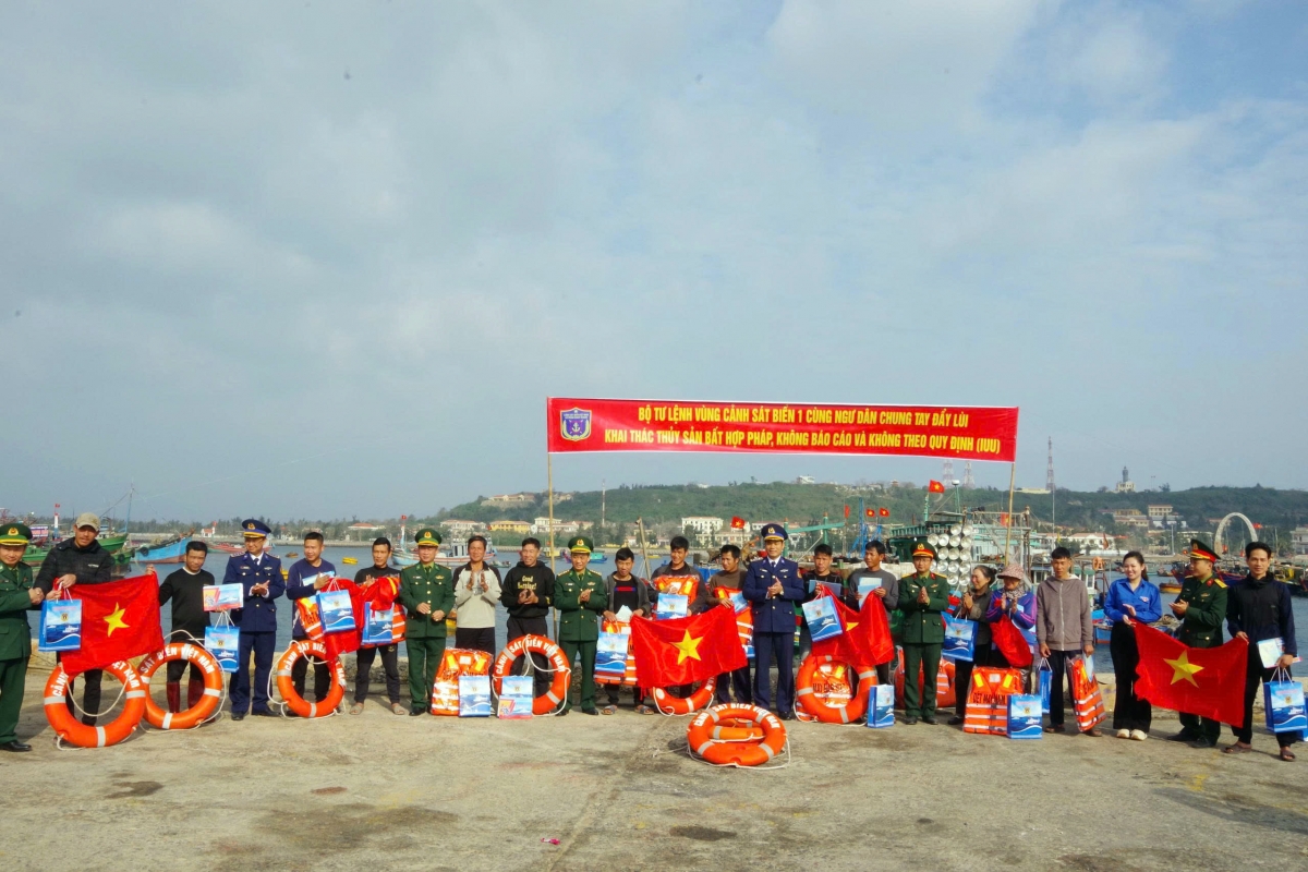 Tặng quà Tết, cờ Tổ quốc cho bà con ngư dân tại đặc khu Bạch Long Vĩ