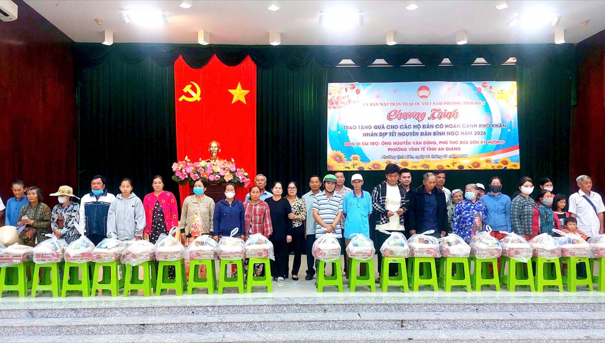 Tặng quà Tết mừng Xuân Bính Ngọ 2026 cho hộ nghèo, người cao tuổi và các gia đình có hoàn cảnh khó khăn.