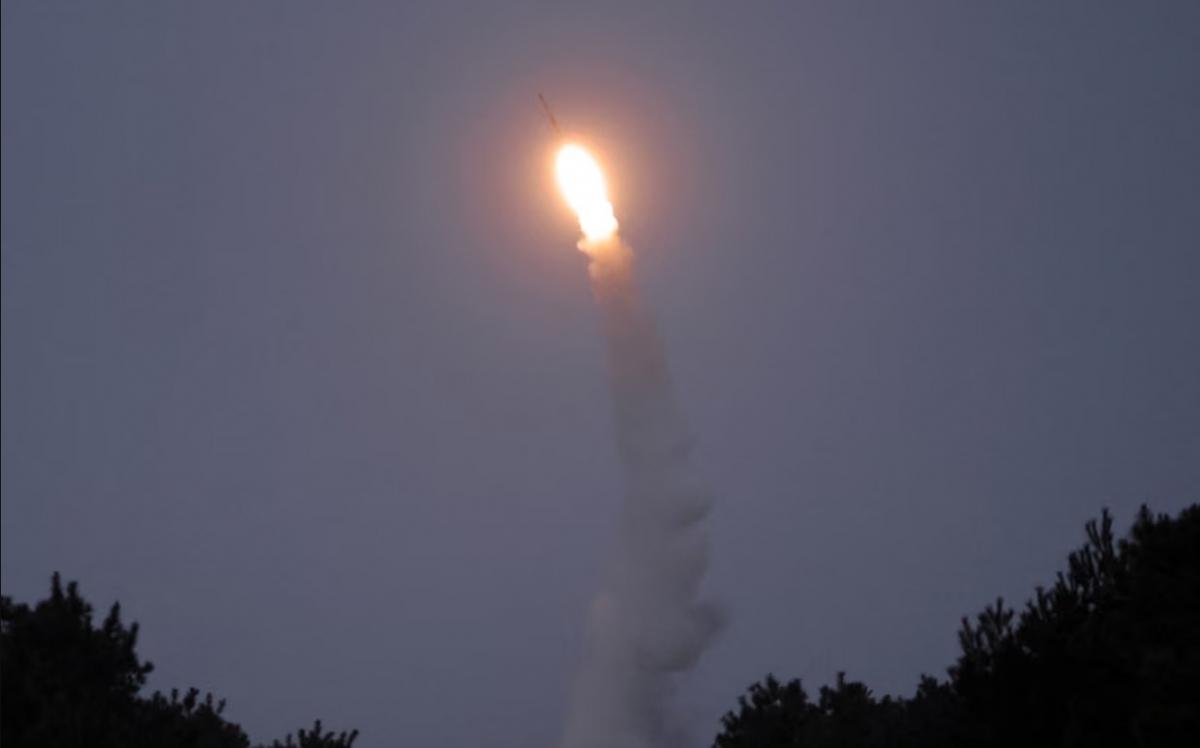 Một tên lửa đất đối không tầm xa được thử nghiệm phóng gần Biển Nhật Bản. Ảnh: KCNA/Reuters