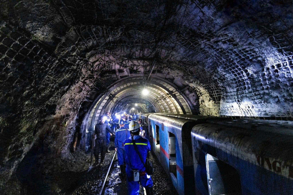 Thợ mỏ Vàng Danh vào ca sản xuất (ảnh minh hoạ - Báo Quảng Ninh)