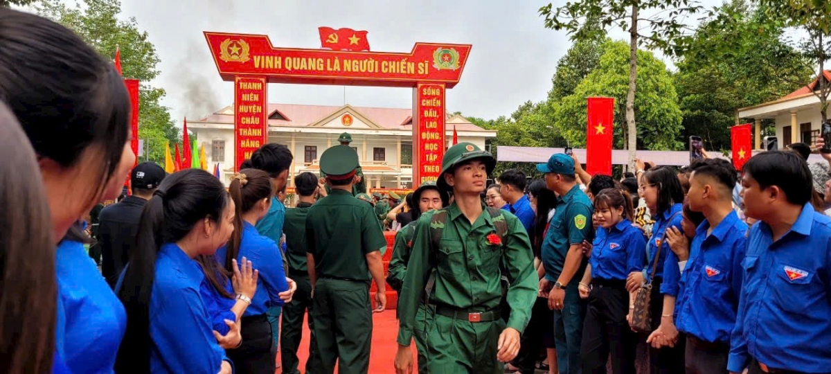 Thanh niên hăng hái lên đường nhập ngũ năm 2025 tại tỉnh Tiền Giang (nay là Đồng Tháp).