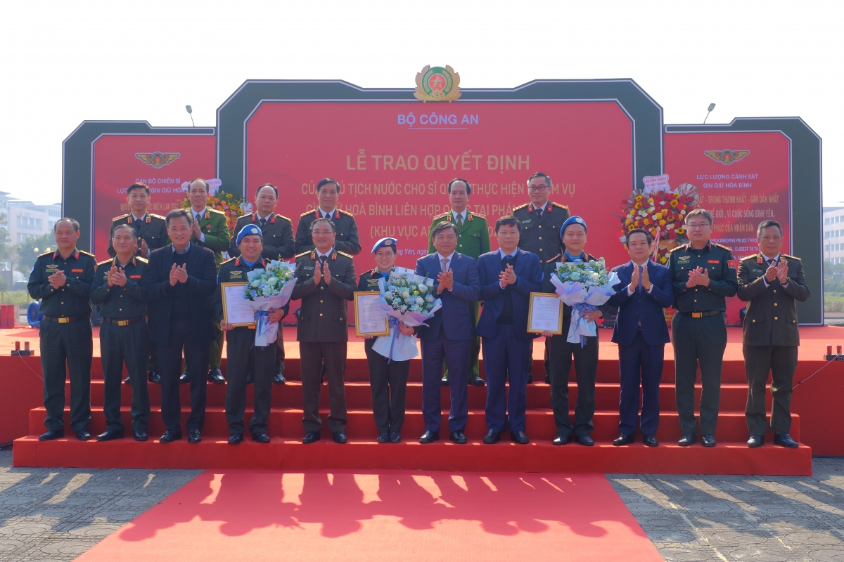 Trao quyết định của Chủ tịch nước cho 3 sĩ quan Công an nhân dân tham gia gìn giữ hòa bình Liên hợp quốc