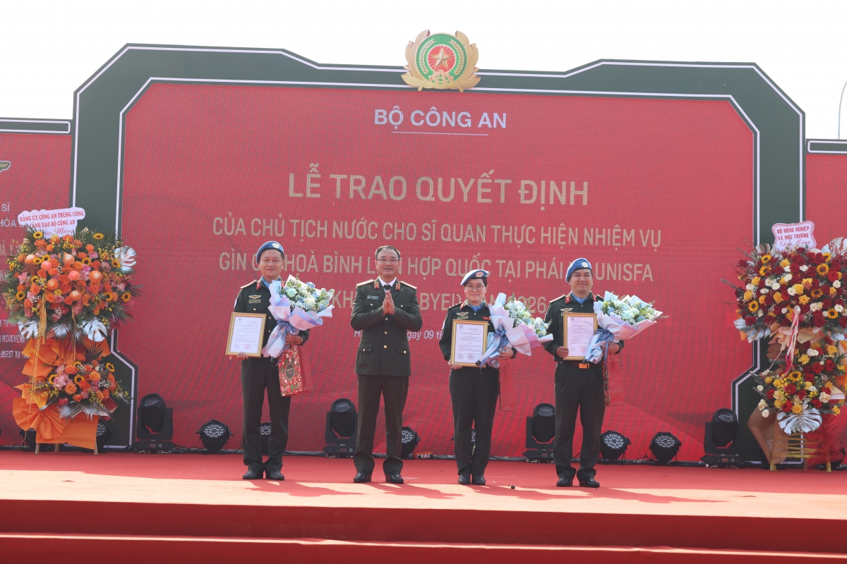 Thứ trưởng Bộ Công an trao quyết định của Chủ tịch nước cho các sĩ quan CAND