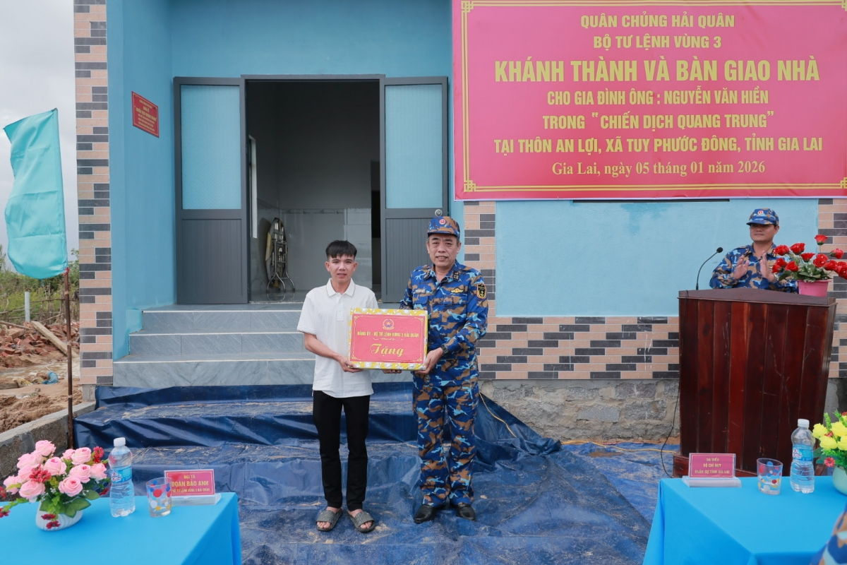 Đại tá Đoàn Bảo Anh, Phó Tư lệnh Vùng 3 Hải quân tặng quà cho gia đình ông Nguyễn Văn Hiển (xã Tuy Phước Đông, tình Gia Lai)