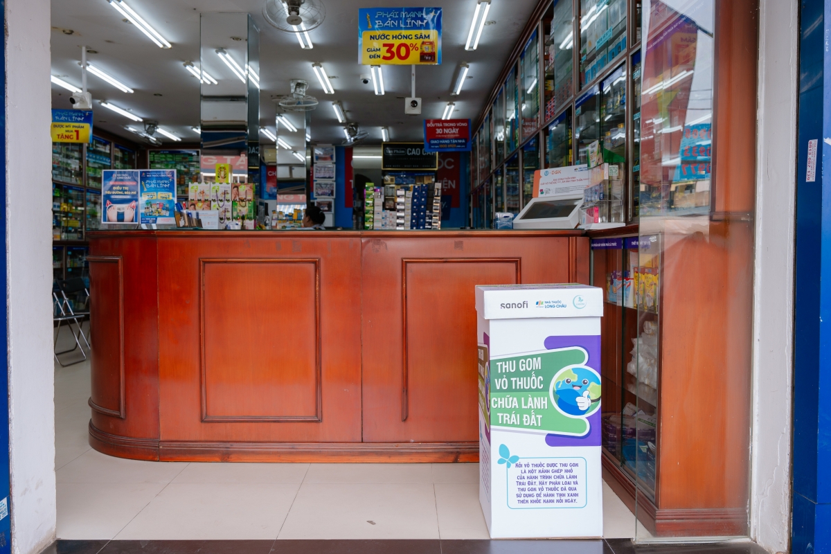 Thùng thu gom vỉ thuốc được đặt ở vị trí dễ thấy tại nhà thuốc Long Châu.