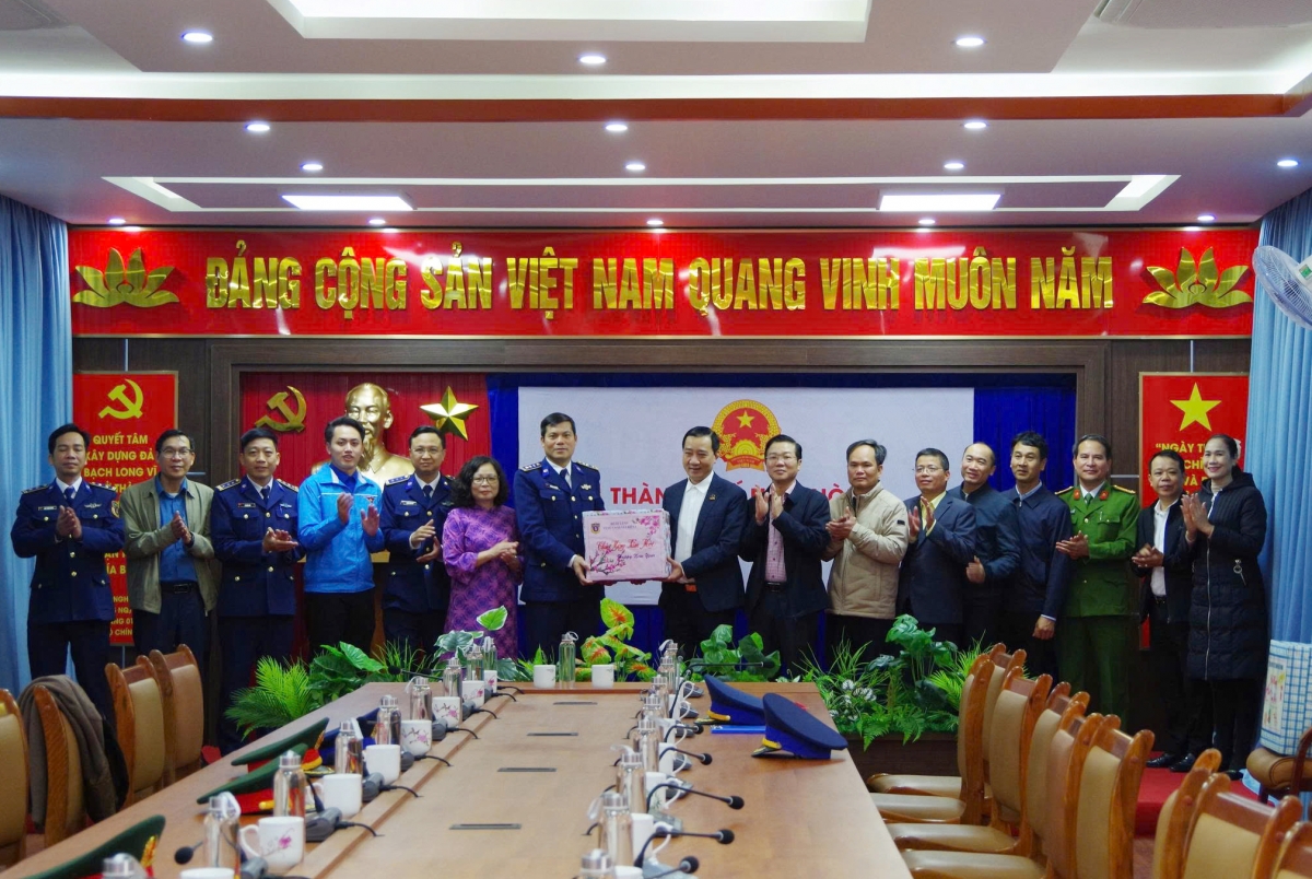 Thượng tá Trương Văn Hùng, Phó Chính uỷ Vùng CSB 1 cùng đoàn công tác chúc Tết Đảng bộ, chính quyền đặc khu Bạch Long Vĩ