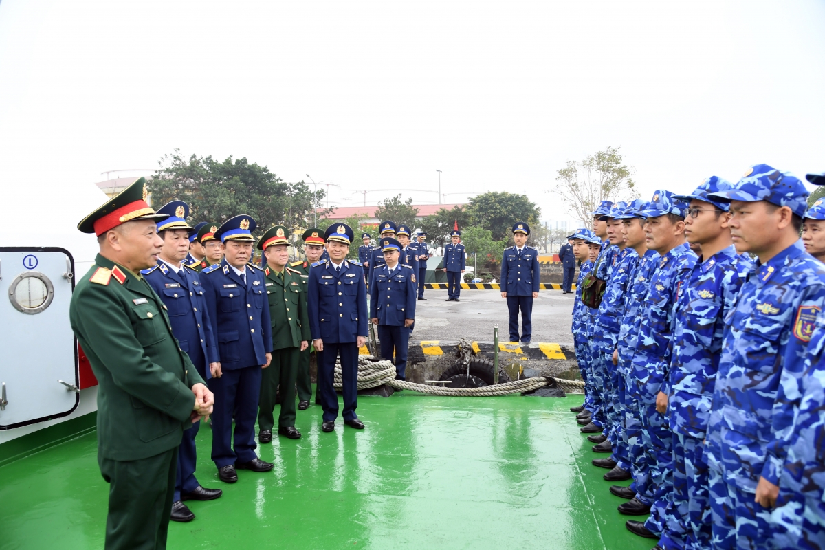 Thượng tướng Lê Quang Minh động viên cán bộ, chiến sĩ tàu CSB 2007, Hải đội 112, Hải đoàn 11