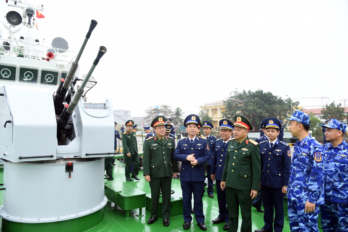 Thượng tướng Lê Quang Minh kiểm tra công tác SSCĐ tại các tàu thuộc Hải đội 112, Hải đoàn 11