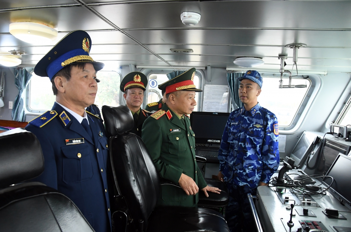 Thượng tướng Lê Quang Minh kiểm tra tàu CSB 2007, Hải đội 112, Hải đoàn 11