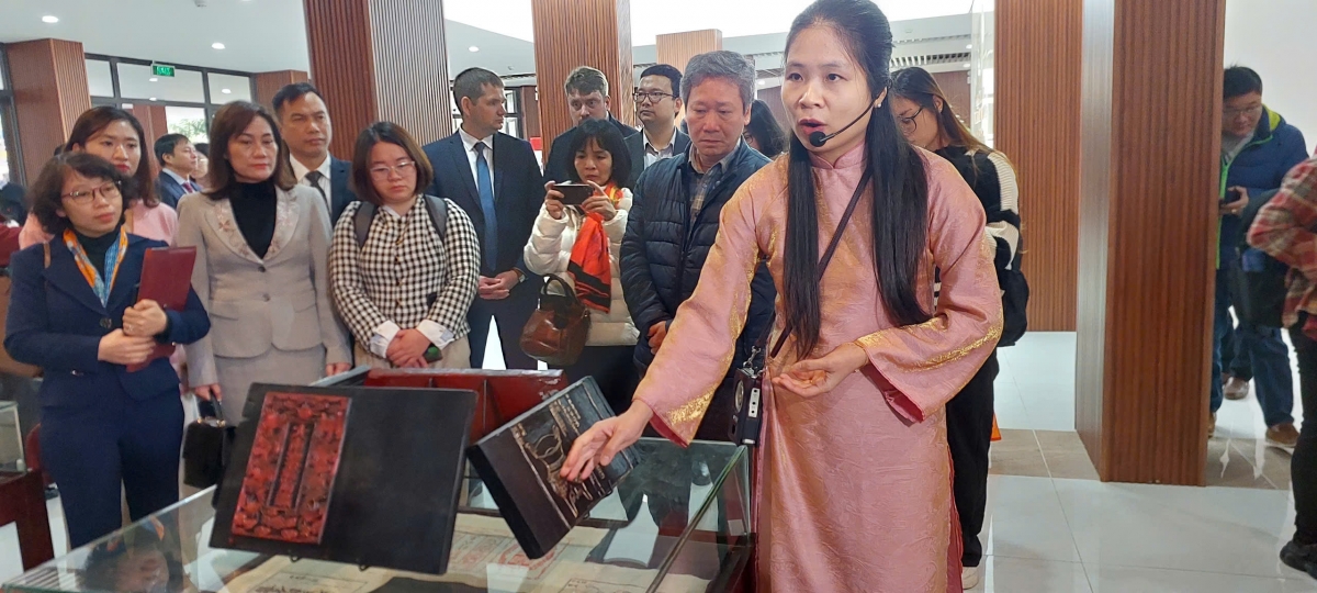 Thuyết minh viên giới thiệu về các tư liệu lưu trữ quí được trưng bày