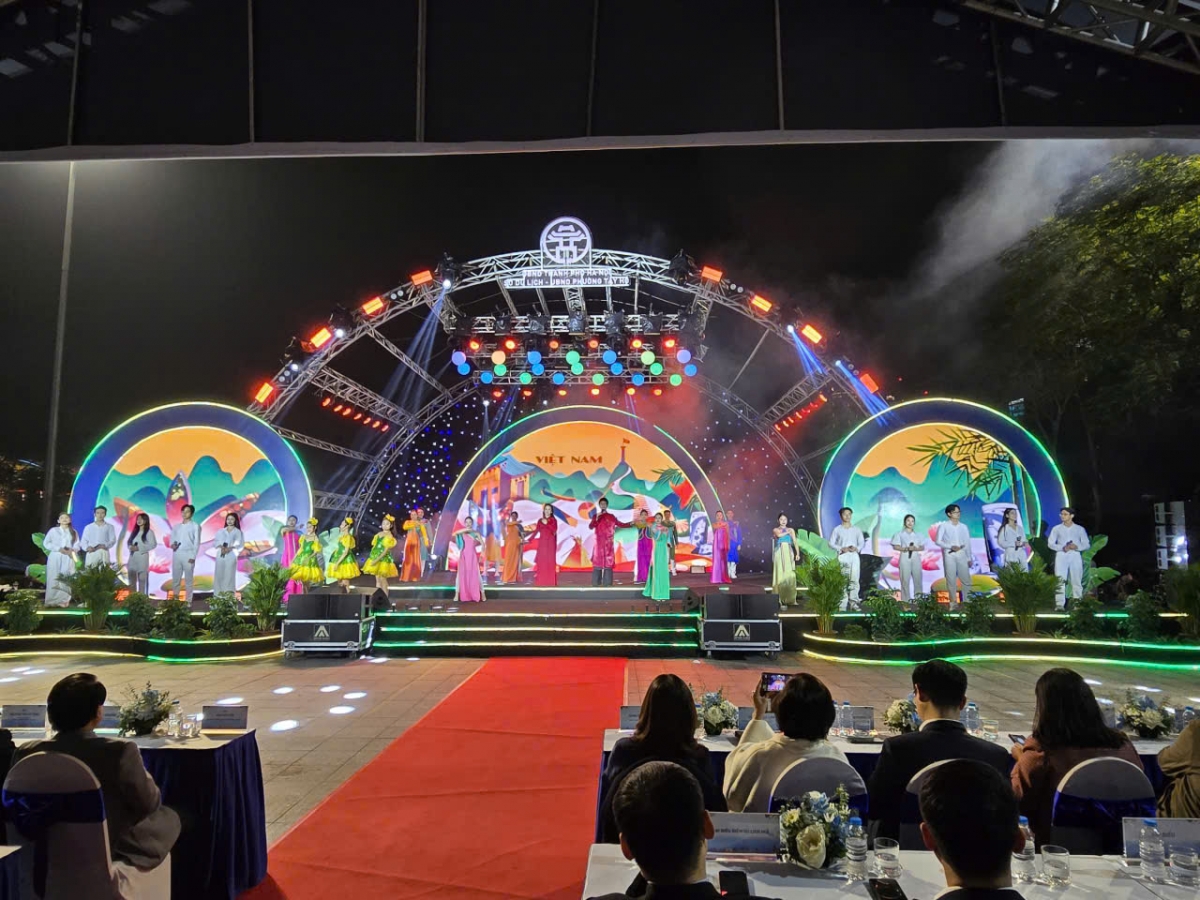 Tiết mục văn nghệ chào mừng chương trình "Get on Hanoi 2026"