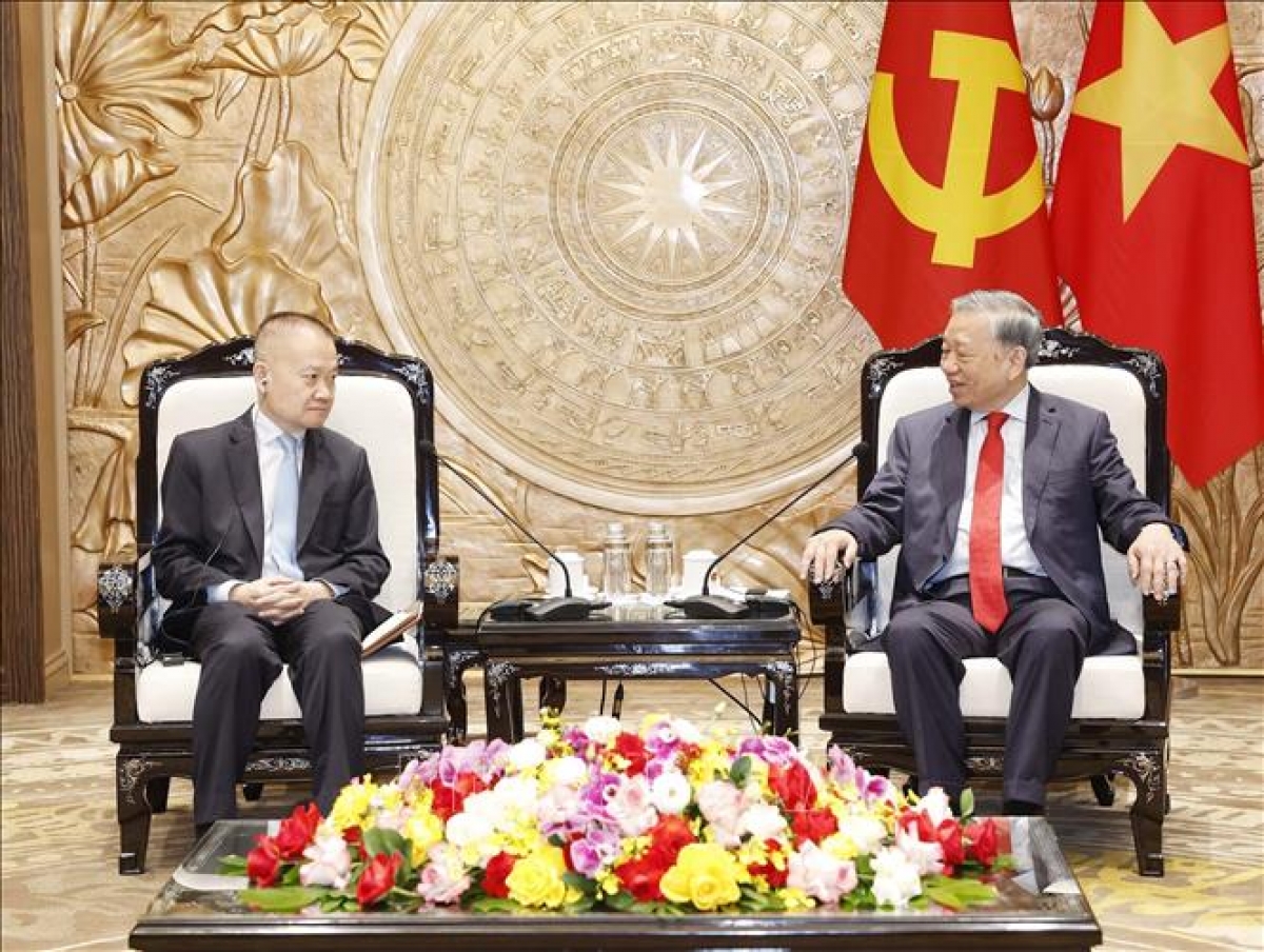 Tổng Bí thư Tô Lâm tiếp đồng chí Lưu Hải Tinh, Ủy viên Trung ương Đảng, Trưởng Ban Liên lạc Đối ngoại Trung ương Đảng Cộng sản Trung Quốc, Đặc phái viên của Tổng Bí thư, Chủ tịch nước Trung Quốc Tập Cận Bình. Ảnh: Thống Nhất/TTXVN