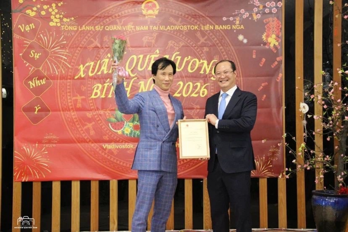 Tổng Lãnh sự trao thư cảm ơn BCH Hội người Việt tại Primorye.