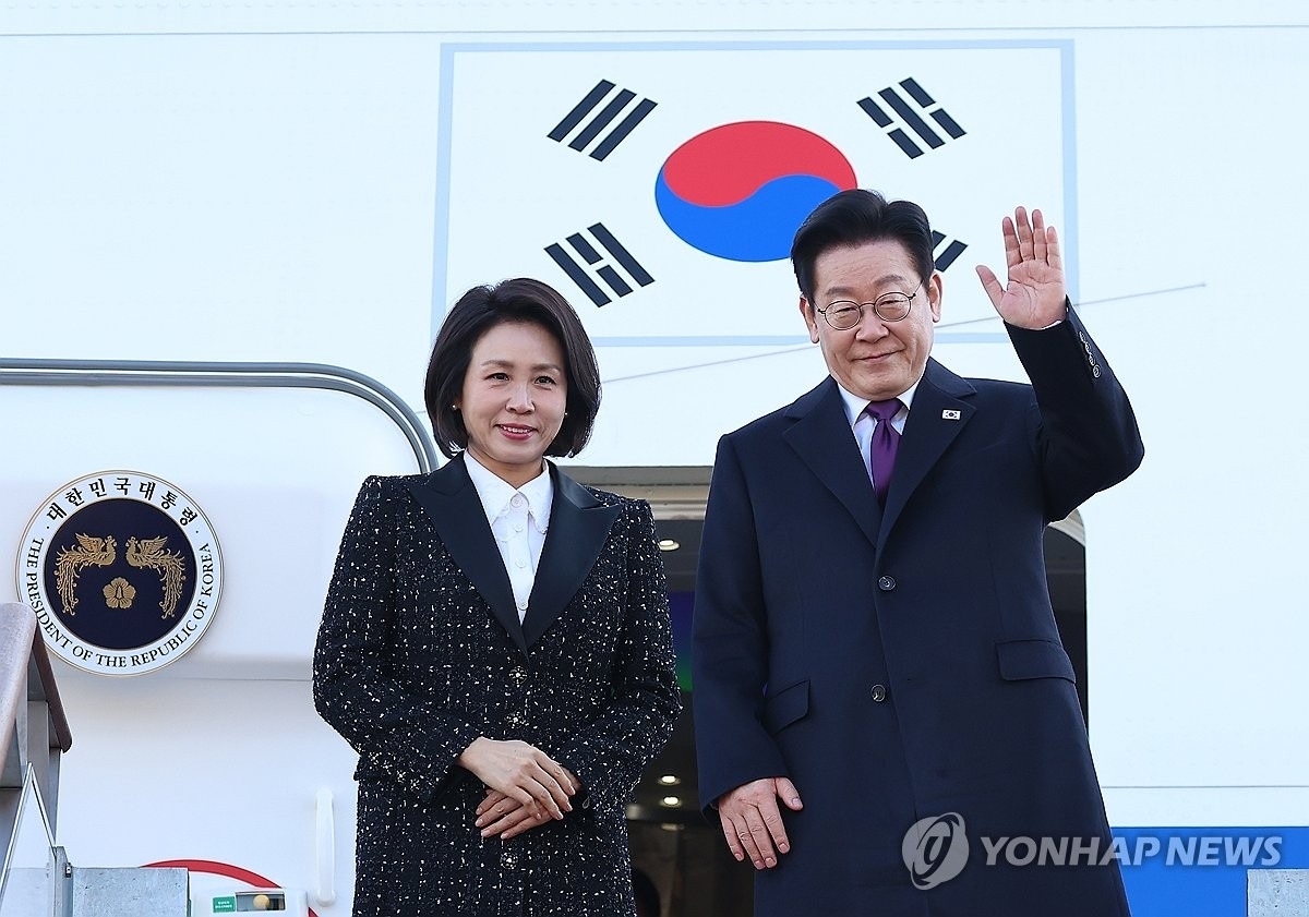 Tổng thống Hàn Quốc Lee Jae Myung và phu nhân lên máy bay đi Nara (ảnh Yonhap News)