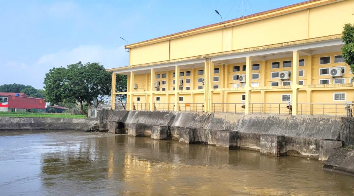 Trạm bơm điện Cổ Đam liên tục đưa nước lên hệ thống kênh trục phục vụ đổ ải